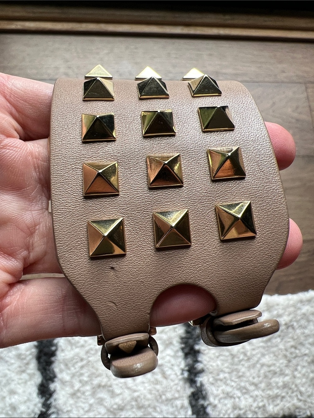 Valentino Rockstud Wide Cuff Beige - Picture 6 of 10